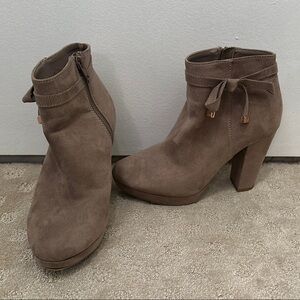 LC Lauren Conrad Taupe Ankle Boots with Bow Detail | Size 7